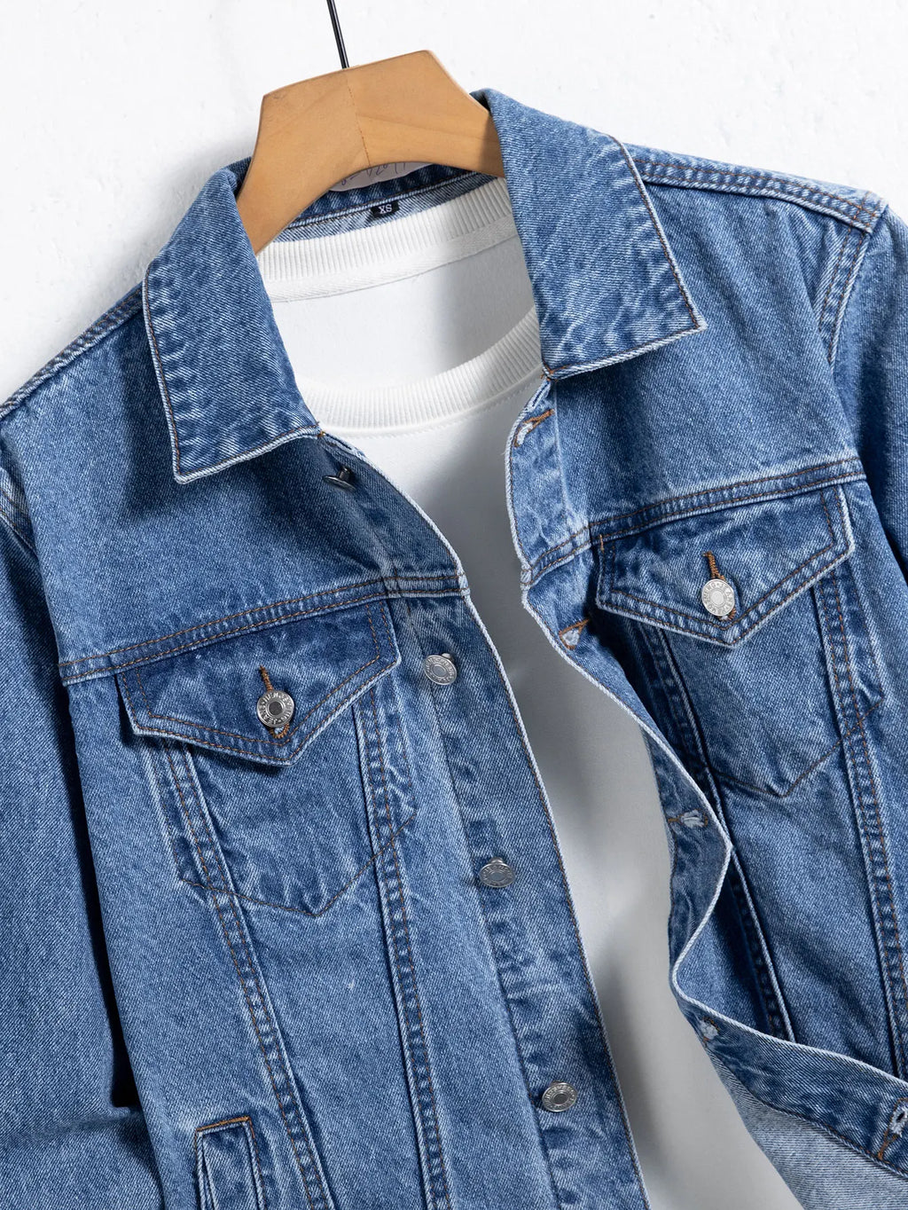 Men's blue denim jacket for spring and autumn. Multi-pocket design. Regular size with a stylish street casual style.