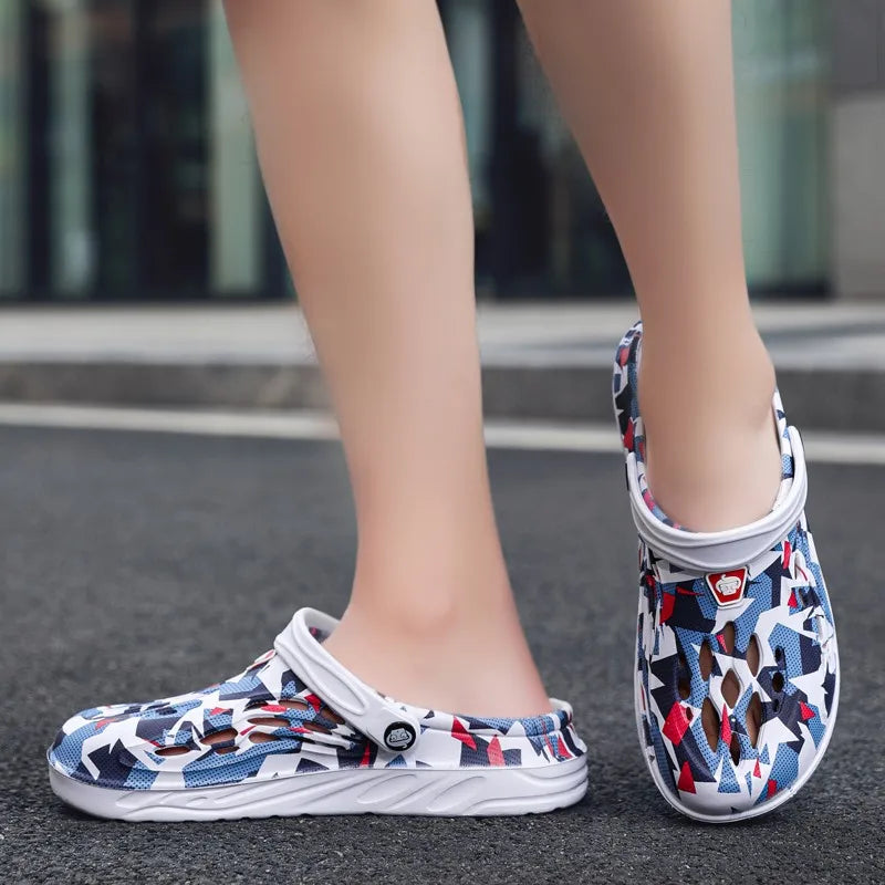 2025 New Fashion Sandals Men Clog Sandals Comfortable Breathable Beach Sandals Men Women Clogs Slippers Soft Bottom Men Shoes